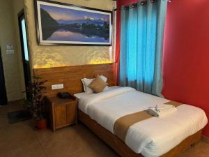 Rúm í herbergi á Annapurna Boutique Hotel