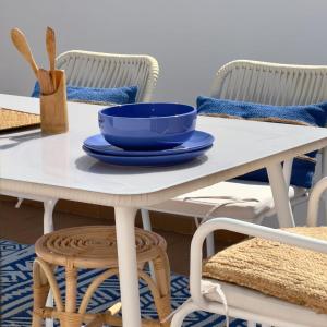 een witte tafel met een blauwe kom erop bij La Casa de las Estrella - Dúplex en Cazorla con bonitas vistas in Cazorla