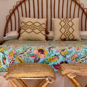 een bed met een kleurrijk dekbed en 2 kussens bij La Casa de las Estrella - Dúplex en Cazorla con bonitas vistas in Cazorla +23 foto's