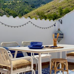 een witte tafel met stoelen en een tafel met uitzicht bij La Casa de las Estrella - Dúplex en Cazorla con bonitas vistas in Cazorla