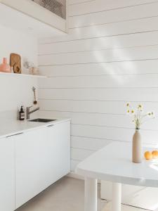 A kitchen or kitchenette at Tiny House d'exception au bord de mer