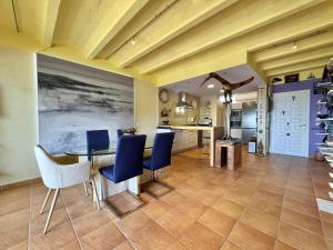 a kitchen and dining room with a table and chairs at Los Sauces in Roses