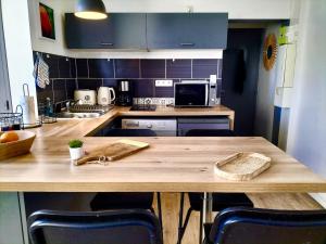 Kuchyň nebo kuchyňský kout v ubytování Cosy T3 à 50 m de la plage + 18 fotografií