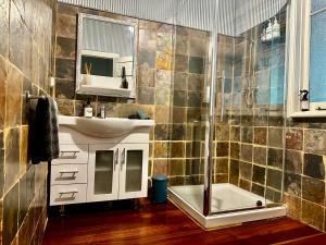 Hilltop Cottage في بريدج تاون: حمام مع حوض ودش +47 صورة