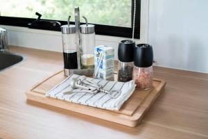 Hill Creek Tiny House 3 by Tiny Away的酒水
