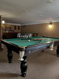 Biliár nebo kulečník v ubytování Hotel Continent