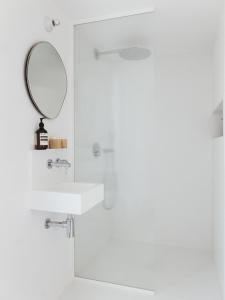 A bathroom at Tiny House d'exception au bord de mer