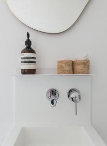 A bathroom at Tiny House d'exception au bord de mer