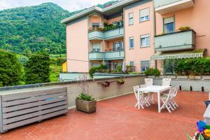 a balcony with a table and chairs and a building at Casa Vacanza Via Roma in Iseo