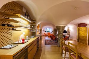 kuchnia z barem i jadalnią w obiekcie Boutiquehotel Amadeus w mieście Salzburg