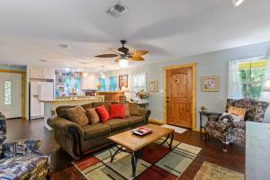 Posezení v ubytování Welcome Home - Family friendly cottage gameroom firepit smores