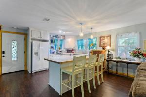 Kuchyň nebo kuchyňský kout v ubytování Welcome Home - Family friendly cottage gameroom firepit smores