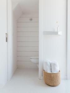 A bathroom at Tiny House d'exception au bord de mer