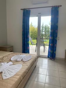 A bed or beds in a room at Banos Apartments and swimming pool