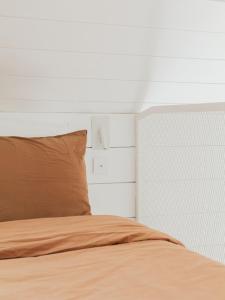 A bed or beds in a room at Tiny House d'exception au bord de mer