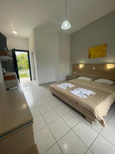 A bed or beds in a room at Banos Apartments and swimming pool