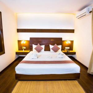 a bedroom with a large bed in a room at Darsan Namaste in Meghauli