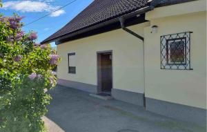 Budova, kde se apartmán nachází + 3 fotografie