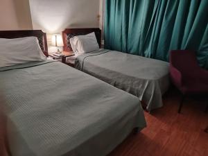 Rúm í herbergi á Downtown Cairo Hotel