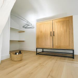 a room with a cabinet and a wooden floor at Studio Cosy ambiance Tiny House in Angers