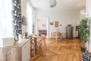 een keuken en een woonkamer met een houten vloer bij Modern Apartment Zitna in Praag