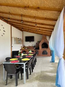 una sala da pranzo con un lungo tavolo e sedie di Casa De Vacanță Maga Dubova a Dubova