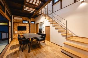 坂井市にあるAuberge S'Amuser - Vacation STAY 96470vのダイニングルーム(テーブル、階段付)
