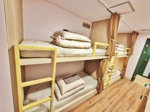 Postel nebo postele na pokoji v ubytování Onjeong Stay