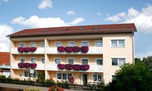 Photo de la galerie de l'établissement Pension Eichschmid / Röll´n Biergarten, à Bad Gögging