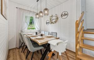 Un comedor con mesa y sillas en Amazing Home In Kirchheim With Sauna, en Kirchheim