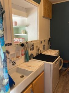 Η κουζίνα ή μικρή κουζίνα στο La Maison Flores +24 φωτογραφίες