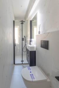 ein weißes Badezimmer mit Toilette und Waschbecken in der Unterkunft Santander Centro I 4 hab I Ocio I Wifi I Moderno in Santander