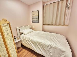 Postel nebo postele na pokoji v ubytování Onjeong Stay