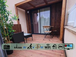 CoutevroultTiny House Disney的阳台的天井配有桌椅