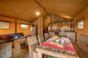 Kuchyň nebo kuchyňský kout v ubytování Camping Campo dei Fiori - Glamping4all