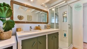 ein Badezimmer mit Waschbecken und Dusche in der Unterkunft Villa Ocean in Les Bussolleries + 27 Fotos