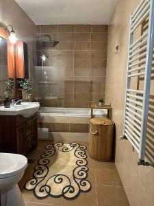 a bathroom with a tub and a sink and a toilet at Apartament liniștit in Floreşti +20 photos