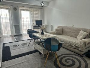 a living room with a couch and a table at Apartament liniștit in Floreşti