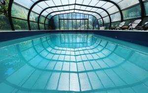 Kolam renang di atau dekat dengan Dreamy Château for big groups and their pets