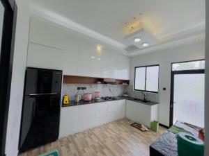 Η κουζίνα ή μικρή κουζίνα στο Gimhani Villa Hiriketiya