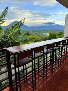 Una mesa y sillas en un balcón con vista. en SimpleSerenity Country House, en Juayúa