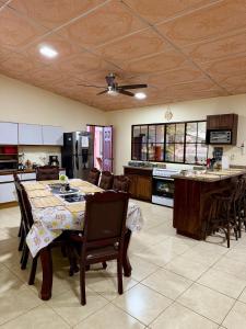 Una cocina y un comedor con mesa y sillas. en SimpleSerenity Country House, en Juayúa