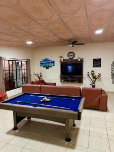 Una sala de estar con mesa de billar y televisión. en SimpleSerenity Country House, en Juayúa 38 fotos más