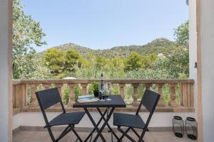 Una mesa y sillas en un balcón con vista. en Canyamel A, en Canyamel