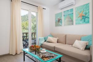 una sala de estar con un sofá y una mesa en Canyamel A, en Canyamel