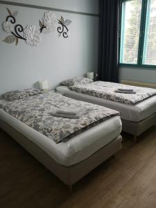 Ένα ή περισσότερα κρεβάτια σε δωμάτιο στο Marivas, 2 bedroom apt, free parking & WiFi