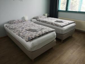 Ένα ή περισσότερα κρεβάτια σε δωμάτιο στο Marivas, 2 bedroom apt, free parking & WiFi