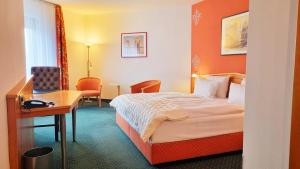 ein Hotelzimmer mit Bett und Schreibtisch in der Unterkunft Hotel Panorama Hamburg-Billstedt in Hamburg + 32 Fotos