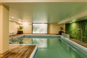 a swimming pool in a large room with a pool at Hotel Lodomar Spa & Talasoterapia in San Pedro del Pinatar