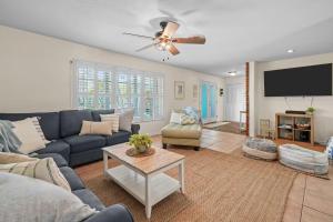 Posezení v ubytování Golf Cart-Jacuzzi-Surfing Abode on Hutchinson Island